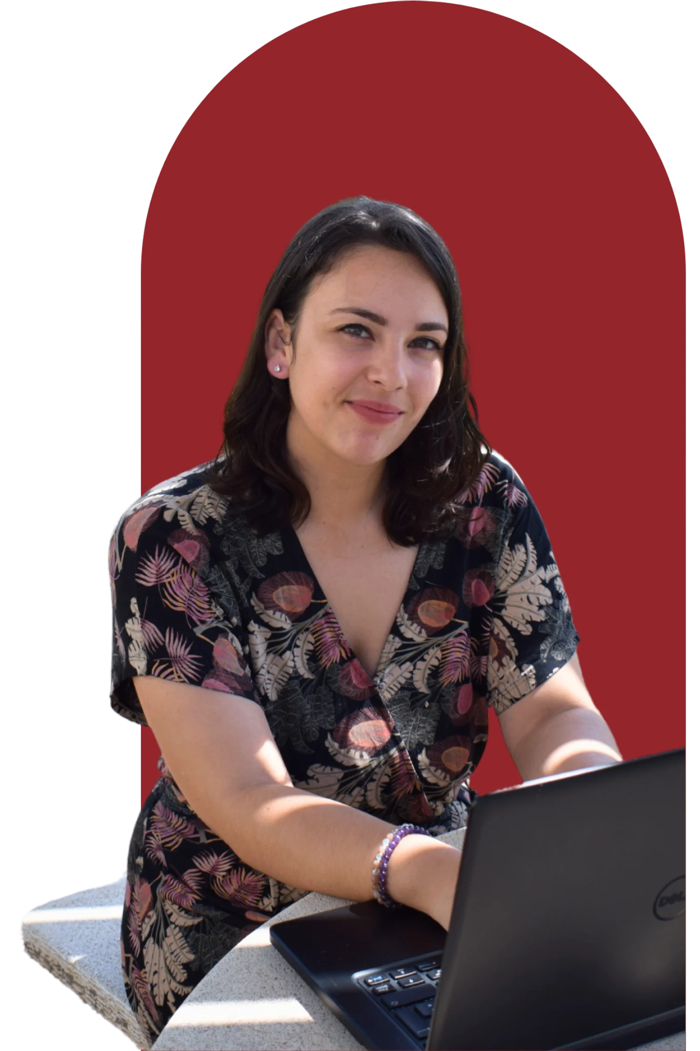 Photo de Laura Vidal, souriante sur son ordinateur