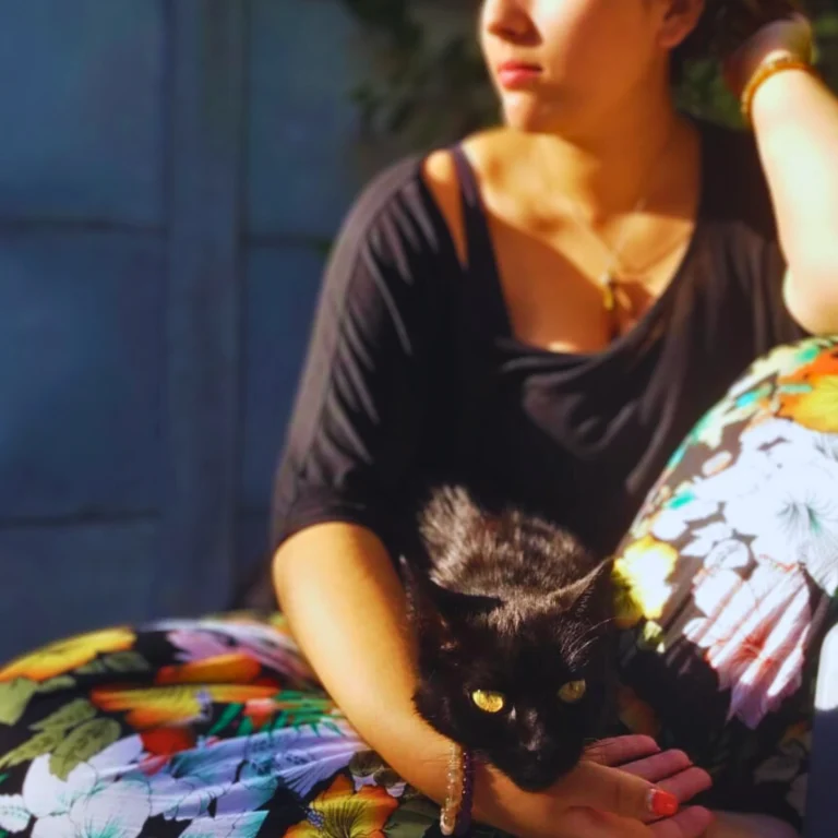 Photo de Laura Vidal avec sa compagne à 4 pattes, chat noir