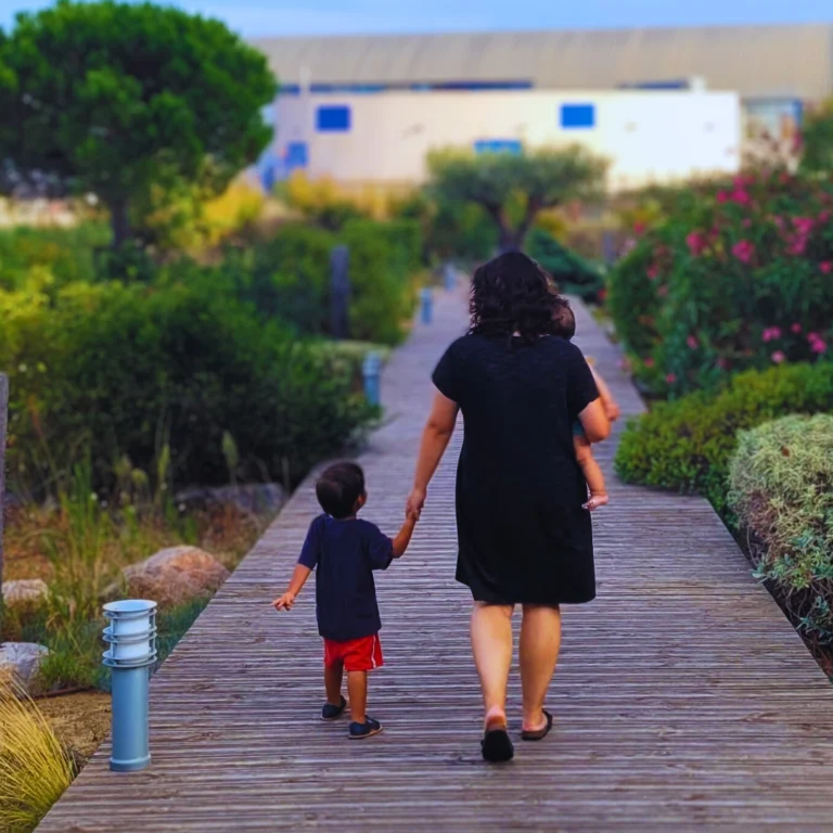 Photo de Laura Vidal avec ses deux enfants